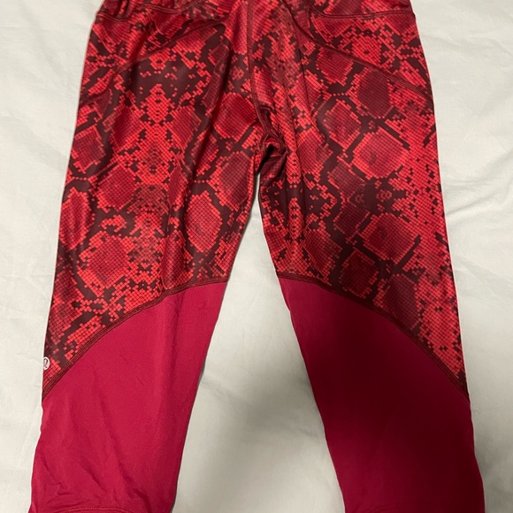 Like new LuLu lemon Capri Pants - Picture 2 of 3